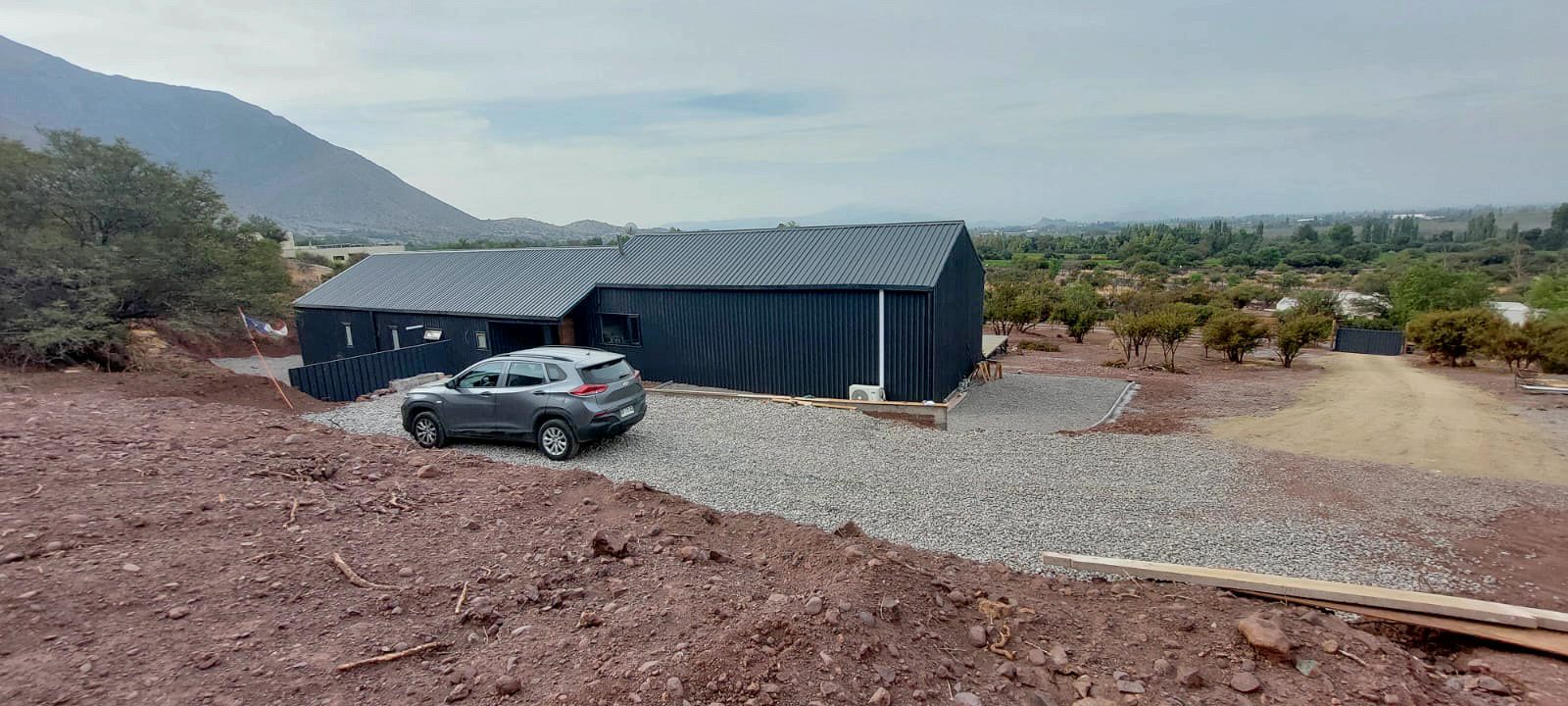 Casa terminada llave en mano en Hacienda Rinconada, con revestimiento y techumbre metálica